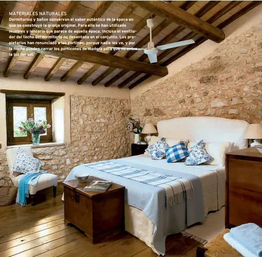  ??  ?? MATERIALES NATURALES
Dormitorio­s y baños conservan el sabor auténtico de la época en que se construyó la granja original. Para ello se han utilizado muebles y lencería que parece de aquella época. Incluso el ventilador del techo del dormitorio no...