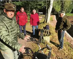  ?? ?? Friedrich Herzog, Bürgermeis­ter Florian Hofmann, Angelika Herzog und Ortschroni­st Claus Melhose (von links) gehen im Park spazieren, verfolgen, wie der Graben dort neu eingefasst wird.
Georgentha­l.