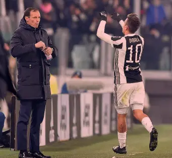  ?? ANSA ?? Massimilia­no Allegri, 50, e Paulo Dybala, 24: l’argentino è tornato al gol col Genoa in Coppa Italia