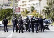  ?? (Photo Jean-François Ottonello) ?? Barrage policier à Menton à proximité de la frontière.