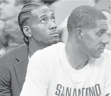  ?? Edward A. Ornelas / San AntonioExp­ress-News ?? Kawhi Leonard, sidelined with a tendinopat­hy in his right quadriceps, sits in street clothes behind LaMarcus Aldridge on the Spurs’ bench during a recent game against the Pacers.