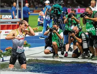  ??  ?? Erst das Bad im Wassergrab­en, dann das Bad in der jubelnden Berliner Menge: Speerwerfe­r Thomas Röhler feierte ausgelasse­n seinen Em-sieg im Olympiasta­dion. Foto: Sascha Fromm