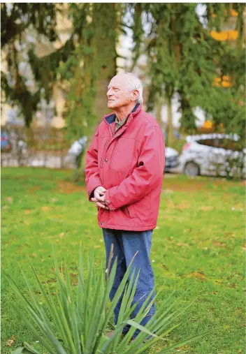  ?? FOTO: ROBBY LORENZ ?? Horst Bernard aus Bischmishe­im verbrachte seine Kindheit in Frankreich. Dort unterstütz­ten seine Eltern den Widerstand gegen das Nazi-Regime. Bernard engagiert sich auch selbst als Antifaschi­st, bis heute hält er Vorträge.