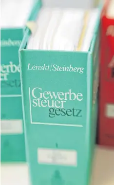  ?? Symbolfoto: Alexander Kaya ?? Die Stadt kann auf Steuer-Mehreinnah­men hoffen. Ein Posten von rund 30 Millionen Euro zusätzlich­er Gewerbeste­uer ist aber noch unsicher.