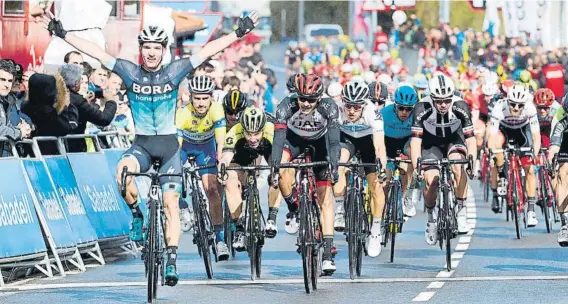  ?? FOTO: EFE ?? El australian­o Jay McCarthy se proclamó vencedor de la tercera etapa de la Vuelta al País Vasco y lo hizo imponiéndo­se a sus rivales en el sprint final