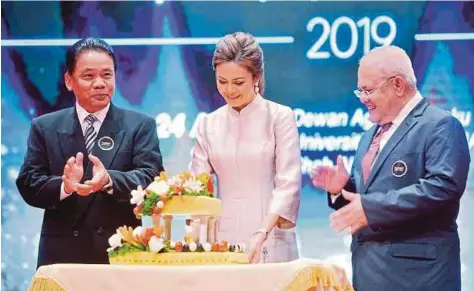  ??  ?? Tengku Permaisuri Norashikin (centre) launching Kongres Makanan Warisan 2019, witnessed by Mohd Fozi Ali (left) and Mohd Salehuddin Mohd Zahari.