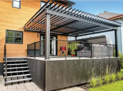  ??  ?? Les propriétai­res souhaitaie­nt une terrasse durable et sans entretien, ce qui explique le choix de matériaux comme l'aluminium de la pergola et des rampes, le bois torréfié de l'écran d'intimité et le composite du plancher du patio.