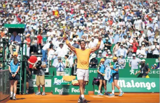  ??  ?? APISONADOR­A. Rafa Nadal alza los brazos después de acabar con la resistenci­a de otro jugador top-ten, Grigor Dimitrov.