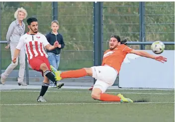  ?? RP-FOTO: ACHIM BLAZY ?? Ali Assakour (rechts) verdiente sich mit viel Laufarbeit ein Sonderlob des Trainers.