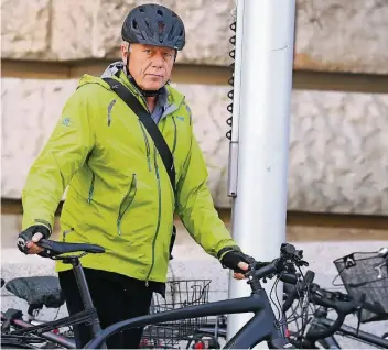  ?? FOTO: DPA ?? Gerne auch mal mit dem E-Bike unterwegs: Jürgen Trittin (63) am 18. Oktober vor dem Bundestag.