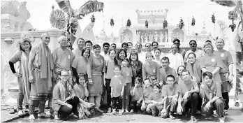  ??  ?? Mary with Hindu devotees and believers at the Thirumurug­am Temple.