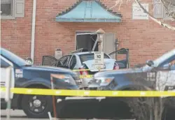  ?? STEVE LUNDY/DAILY HERALD ?? A car sits at the entrance of an apartment building on Brockway Street in Palatine after the driver was shot by police.