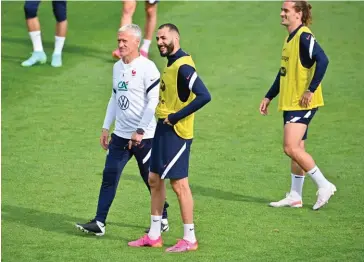  ??  ?? « Heureux ».
À l’entraîneme­nt à Clairefont­aine, le 27 mai 2021. Avec le sélectionn­eur Didier Deschamps (maillot blanc) et Antoine Griezmann (à dr.)