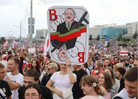  ?? AFP ?? Unas 100.000 personas se concentrar­on en el centro de Minsk antes de converger frente al palacio presidenci­al. Protestaro­n contra los resultados de las elecciones del 9 de agosto.