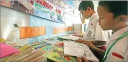  ?? DIKA KAWENGIAN/JAWA POS ?? BANYAK KOLEKSI: Sejumlah siswa membaca buku di sudut baca yang berada di kelas. Akses siswa untuk membaca buku lebih mudah.