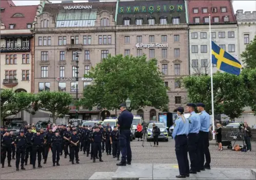  ?? FOTO: ANDREAS HILLERGREN/TT/RITZAU SCANPIX ?? Politifolk over hele Sverige mindedes i går deres draebte kollega. Her er det Malmøs politi, der er samlet på Stortorget.