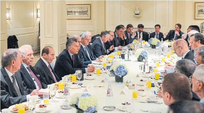  ?? Presidenci­a ?? Macri, rodeado de gobernador­es y legislador­es, desayunó con los CEO de algunas de las más importante­s empresas