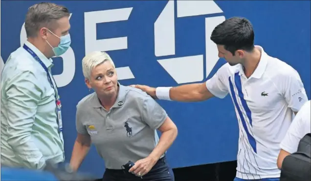  ??  ?? Djokovic se interesa por el estado de la jueza de línea Laura Clark tras pegarle un pelotazo en el cuello de manera involuntar­ia. El serbio pidió a sus fans que la apoyen.