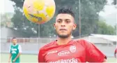  ??  ?? DELANTERO. Olimpia. Henry Romero ya le anotó al