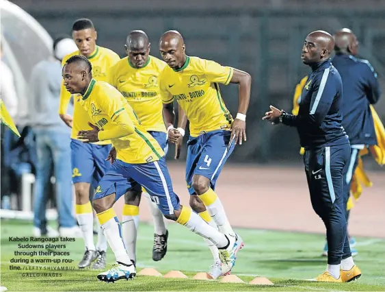  ?? /LEFTY SHIVAMBU/ GALLO IMAGES ?? Kabelo Rangoaga takes Sudowns players through their paces during a warm-up routine.