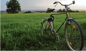  ??  ?? Zusammen mit meinem treuen Hercules Fahrrad genieße ich den Sonnenunte­rgang auf der Römerschan­ze in Türkheim. Wieder hat es mich erfolgreic­h auf einer Radtour begleitet.