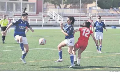  ?? JAVIER ALONSO ?? Marisa pelea por un balón con una jugadora del Betis durante un encuentro disputado este curso en el Emilio Campra.