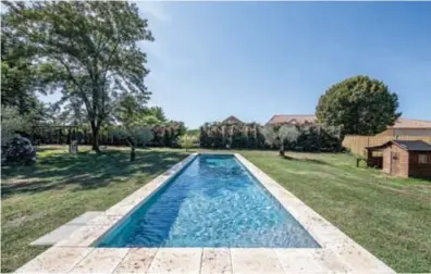  ??  ?? UNE PISCINE POUR
DES EXERCICES DE NAGE Voici une piscine qui offre à enchaîner des longueurs de bassin jusqu'a 20 m. Avec ce modèle Olympic, la piscine devient un espace sportif, un vaste espace de baignade pour nager de façon optimale ! En plein air ou à l’intérieur, ce couloir de nage peut se vivre seul, 2,66 m de large, ou encore à deux, 4,00 m de large. Parfait pour les nageurs qui veulent une piscine pour se dépenser et prendre soin de santé, place au sport et au bien-être ! Magiline.