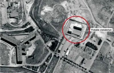  ??  ?? Una delle immagini aeree diffuse dal dipartimen­to di Stato Usa della prigione di Sednaya in Siria, che mostra la costruzion­e adibita a forno crematorio