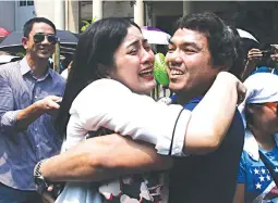  ??  ?? SHE MADE IT – Ann Loraine Diokno celebrates her passing the bar with her boyfriend at the Supreme Court grounds where the list of passers was posted. (Jansen Romero)