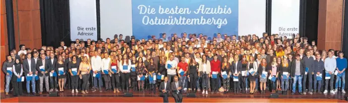  ?? FOTO: KRUPPA/IHK ?? Mit Preisen und Belobigung­en ausgezeich­net: die besten Absolvente­n in IHK-Ausbildung­sberufen des Jahrgangs 2017.