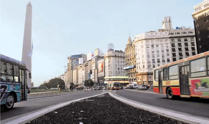  ?? / EMMANUEL FERNANDEZ ?? Rápido. Los colectivos van y vienen por los carriles del Metrobus, junto al Obelisco. El sistema cumple un año hoy y el Gobierno porteño lo considera todo un éxito.