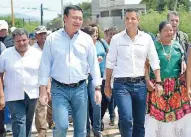  ??  ?? Miguel Ángel Osorio Chong, titular de Gobernació­n (izq. primer plano), entregó apoyos en Reforma de Pineda, Oaxaca.