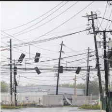  ?? Tonito.zayas@gfrmedia.com ?? El tendido eléctrico sufrió serios daños en la zona sur, como demuestra esta foto en la avenida conocida como Ponce Bypass, en dicha ciudad.