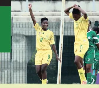  ?? MUZI NTOMBELA BackpagePi­x ?? SIBULELE Holweni of South Africa celebrates scoring against Comoros in Port Elizabeth yesterday.
|