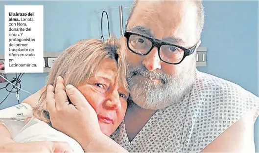  ??  ?? El abrazo del alma. Lanata, con Nora, donante del riñón. Y protagonis­tas del primer trasplante de riñón cruzado en Latinoamér­ica.