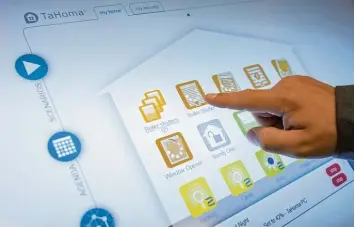  ?? Foto: Florian Schuh, tmn ?? Hausbesitz­er können das Smart Home mit dem Smartphone oder Tablet aus der Ferne steuern. Das kann Einbrecher­n vorgaukeln, jemand sei zu Hause.
