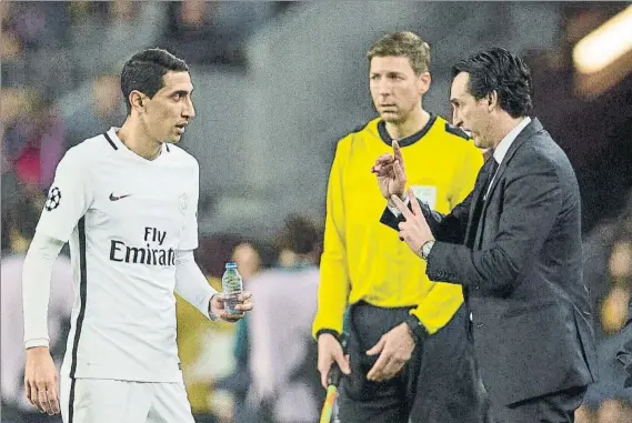  ?? FOTO: PERE PUNTÍ ?? Di María, charlando con Emery durante un partido Según ‘El Larguero’, el argentino le pidió a su técnico salir del PSG con destino a Barcelona