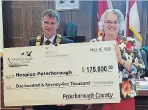 ?? SPECIAL TO THE EXAMINER ?? Peterborou­gh County Warden Joe Taylor presents Linda Sunderland, executive director, Hospice Peterborou­gh, with a cheque for $175,000.