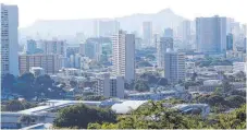  ?? FOTO: DPA ?? Der erloschene Vulkan Diamond Head hinter den Hochhäuser­n von Honolulu. Die Katastroph­enschutzbe­hörde auf Hawaii löste einen falschen Raketenala­rm aus, viele Menschen fürchteten Tod und Verderben.