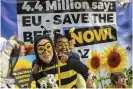  ??  ?? FÖRBJUDS. Utklädda demonstran­ter krävde stopp för neonikotin­oider inför gårdagens omröstning i Bryssel.