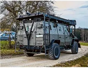  ?? Hz.de Foto: Markus Brandhuber ?? Zahlreiche Polizeifah­rzeuge versammelt­en sich am Mittwochab­end nahe der württember­gisch-bayerische­n Grenze. Weitere Bilder auf