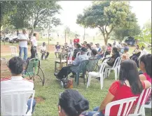  ??  ?? El candidato a senador por Patria Querida Fidel Zavala dialoga con productore­s de Guayaybí.