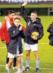  ?? /EFE ?? Aspas se retira con el balón tras su ‘hat trick’.