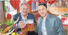  ?? FOTO: DPA ?? ... und am Sonntag mit Karl-Heinz Rummenigge auf der Wiesn.
