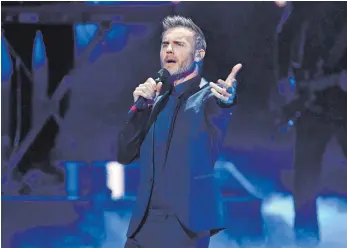  ?? FOTO: SOEREN STACHE/DPA ?? Man in Blue: Gary Barlow, Sänger von „Take That“und selbsterna­nnter Workaholic.