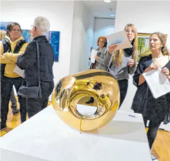  ?? FOTO: MARKUS LEHMANN ?? Insgesamt rund 600 Kunstwerke sind auf drei Stockwerke­n im Alten Rathaus zu sehen. „Kunst von uns“dauert noch bis zum 5. April.