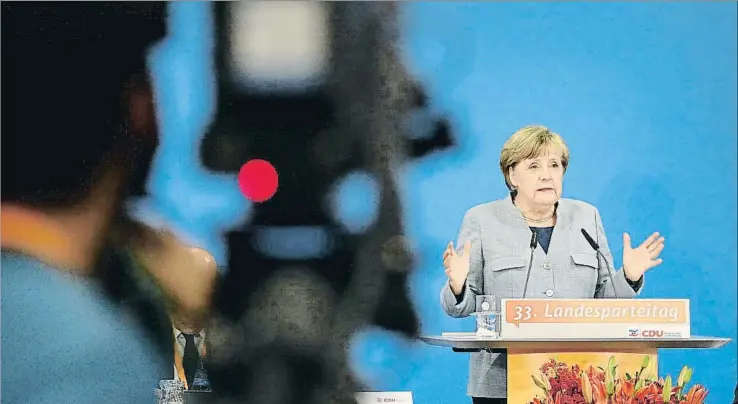  ?? FOCKE STRANGMANN / EFE ?? La canciller alemana, Angela Merkel, intervino ayer en una reunión de su partido, la CDU, en Kuehlungsb­orn