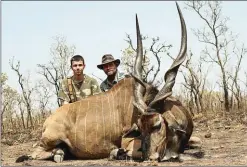  ??  ?? Un magnifique éland de Derby de 52 inches pour ce jeune chasseur accompagné du guide Charles Dugas de la Boissonny.