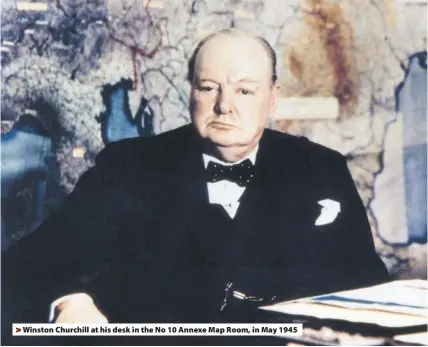  ??  ?? &gt; Winston Churchill at his desk in the No 10 Annexe Map Room, in May 1945