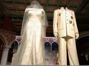  ??  ?? Les tenues du mariage princier côtoient les plafonds séculaires de la Cité interdite.